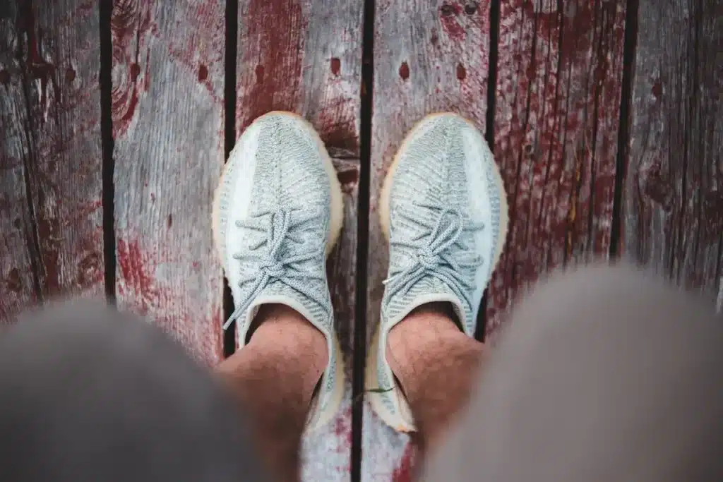 can you wear boots or high top sneakers with shorts